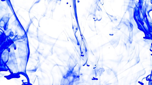 blaue farbe breitet sich im wasser aus