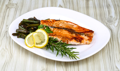 Grilled salmon with green beans