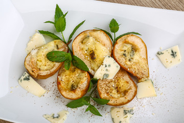 Baked pear with blue cheese