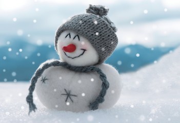 Schneemännchen im verschneitem Gebirge