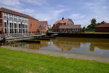 Neuharlingersiel mit Hafen, Strand und historischen Ortskern, Os