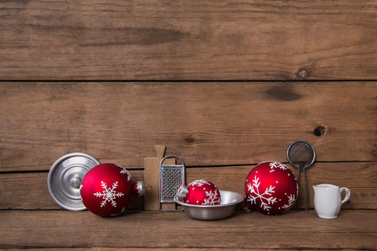 Rustikaler alter Holz Hintergrund mit Dekoration in silber und rot für die Küche und zum Kochen an Weihnachten.
