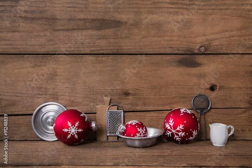 Menü und essen zu weihnachten. holz hintergrund mit messer, gabel ...