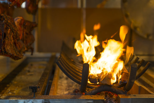 maiale arrosto sui carboni