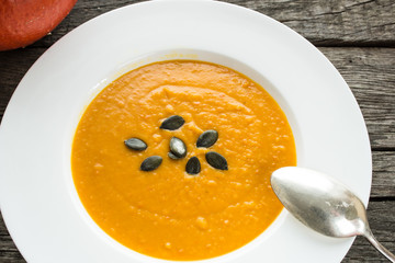 Teller mit Kürbissuppe und Kürbiskernen