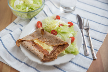 Buchweizen Crepe mit Salat
