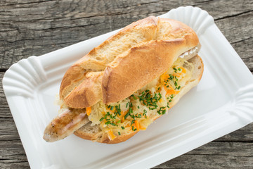 Brötchen mit Bratwurst und Sauerkraut