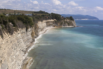 Obraz premium Скалистый обрывистый берег Толстого мыса в Геленджике, Краснодарский край, Россия