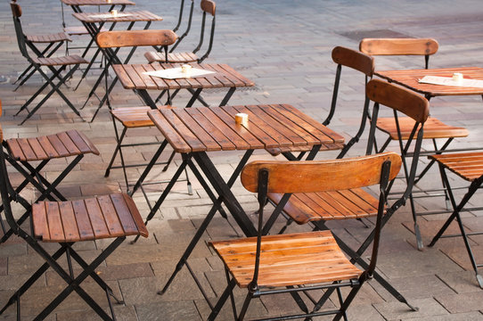 terrasse restaurant avec des chaises en bois