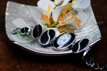 Orologio con Bracciali eleganti da donna vista dall'alto