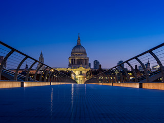 Fototapeta na wymiar Early morning in London, with a quiet St Paul's cathedral