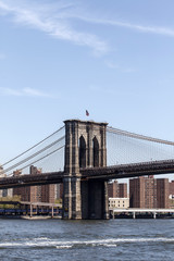 Obraz premium New York City - Brooklyn Bridge über dem Eastriver