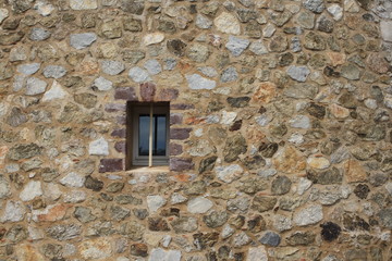 kleines Fenster in der Mauer