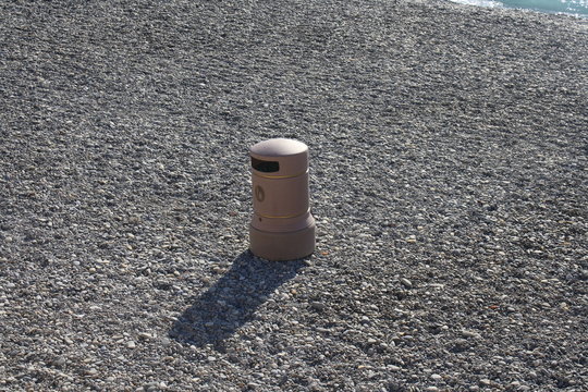 Muelleimer am Strand