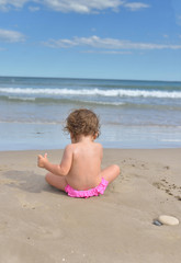 petite fille sur le sable