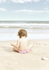 petite fille sur le sable