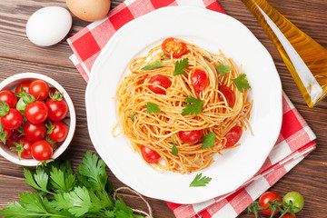 Spaghetti pasta with tomatoes and parsley