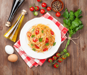 Spaghetti pasta with tomatoes and parsley