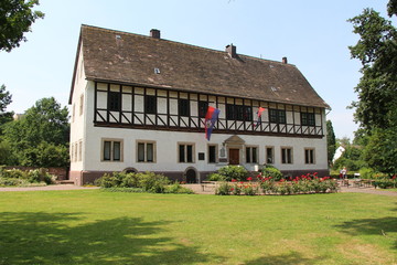 Das Münchhausen-Geburtshaus in Bodenwerder, in dem sich heute das  Rathaus der Münchhausenstadt befindet - obrazy, fototapety, plakaty