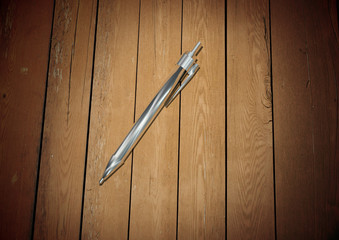 caneta sobre madeira