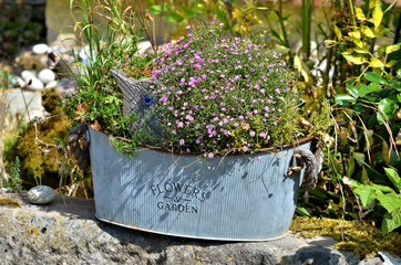 Gartendekoration mit Blumenwanne 