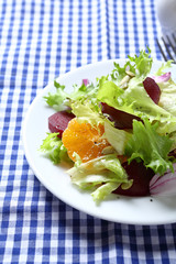 Crispy salad with beet and oranges