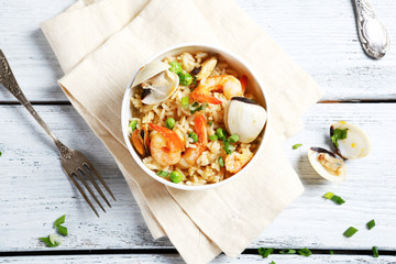 Nourishing rice with shrimp and mussels