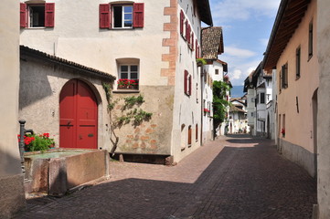 Ortsstraße im Weingebiet Eppan Südtirol