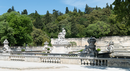 Fototapeta na wymiar Statue aux jardins de la fontaine