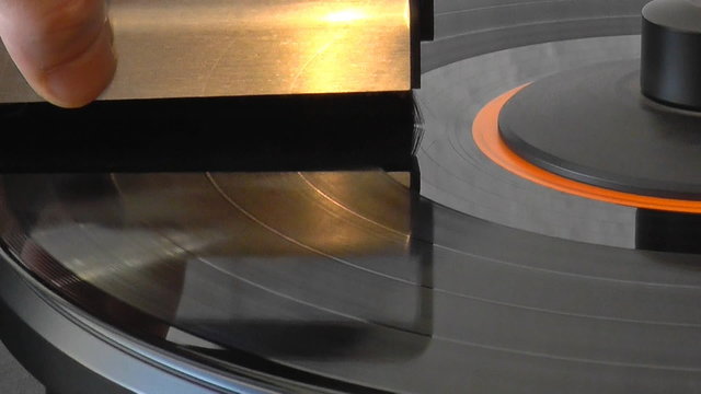 Reinigung einer Vinylplatte mit B&uuml;rste