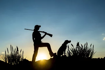 Tragetasche Weiblicher Jäger im Sonnenuntergang © sezer66