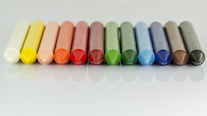 Naklejka premium Colorful crayons close up - Colorful crayons close up front view - Colorful crayons shot