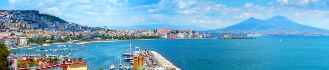 Fotobehang Panorama van Napels, uitzicht op de haven in de Golf van Napels en de Vesuvius. De provincie Campanië. Italië. © Sodel Vladyslav