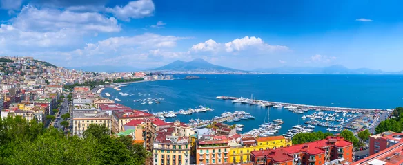  Panorama van Napels, uitzicht op de haven in de Golf van Napels en de Vesuvius. De provincie Campanië. Italië. © Sodel Vladyslav