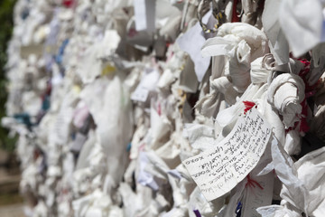 Записки на стене желаний у дома Богородицы. Эфес, Турция