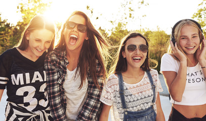 Group of teenagers laughing - obrazy, fototapety, plakaty