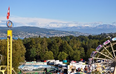 Jahrmarkt in Zürich am Knabenschiessen (Zürcher Volksfest), Schweiz mit Blick über den...