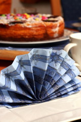 Serviette vor Kuchen