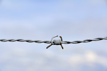 Stacheldrahtzaun gegen den Himmel
