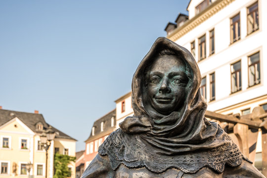 Marktfrau aus Bronze
