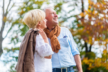 Senioren Paar beim Spaziergang im Herbst
