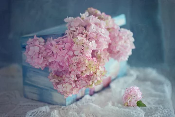 Photo sur Plexiglas Hortensia beautiful hydrangea flowers in a beautiful box .vintage style ,grunge paper background. 