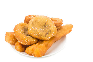 Combination serving of delicious you tiao, han chim peng and ma geok