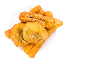 Combination serving of delicious you tiao, han chim peng and ma geok