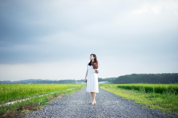 ヴァイオリンを持った女性 © blanche