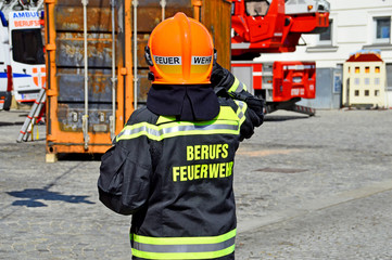 Fototapeta premium Feuerwehrmann mit orangen Helm