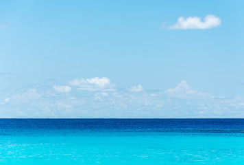 Fototapeta na wymiar blue sky and water of ocean