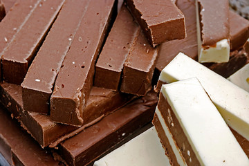 Bars of classical and white chocolate, presented in bulk.