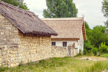 Fototapeta na wymiar Ukrainian stone house under a thatched roof