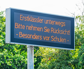 Schild verlangt Rücksichtnahme für Erstklässler